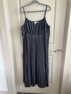 GAP Charcoal Pleated Spaghetti-Strap Midi Dress xxl